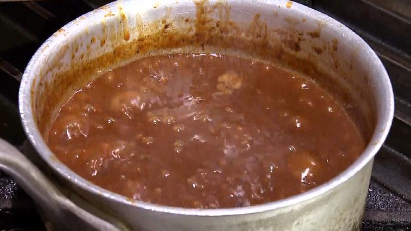 鍋に入った牛すじのソース