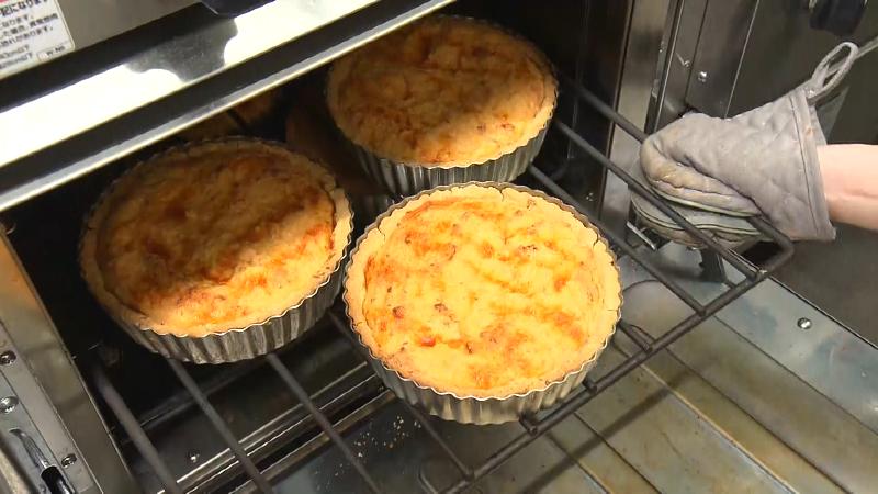 キッシュをオーブンから出している