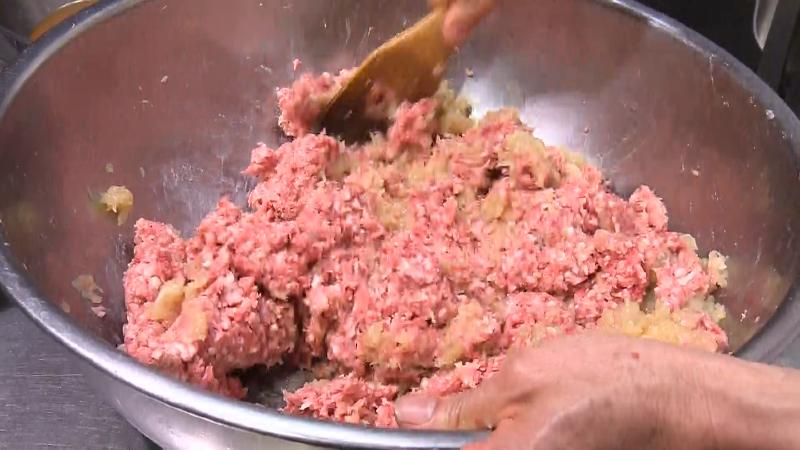 挽肉と炒めたタマネギを混ぜている