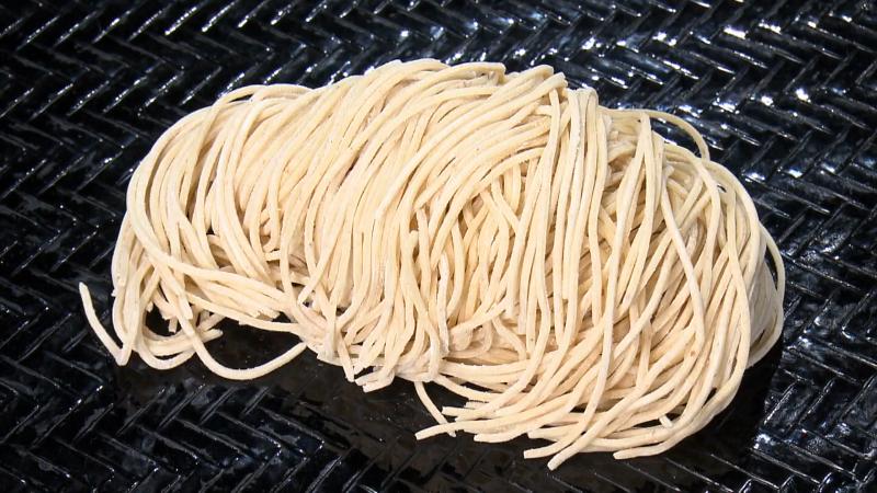 「焙煎ふすま」入りの特注中細ストレート麺
