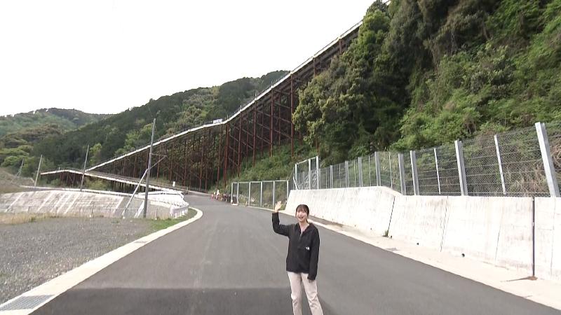 橋の前に立つ大森アナ