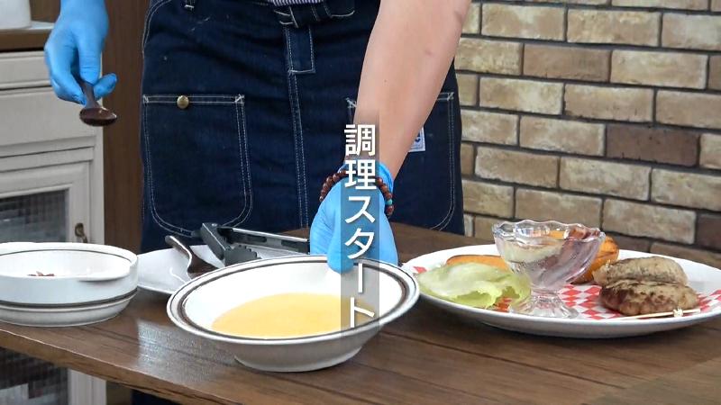 調理を開始する鈴木店長