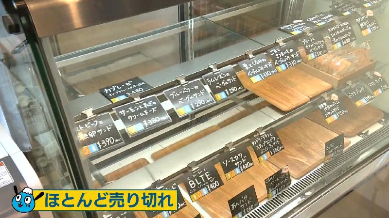 売り切れてしまったパンの棚