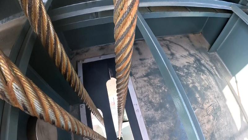 災害時は自重で閉まる