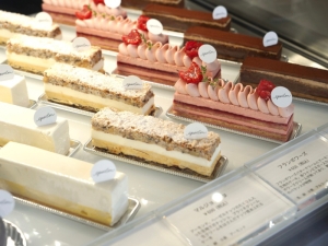 ショーケースに並ぶチーズケーキ