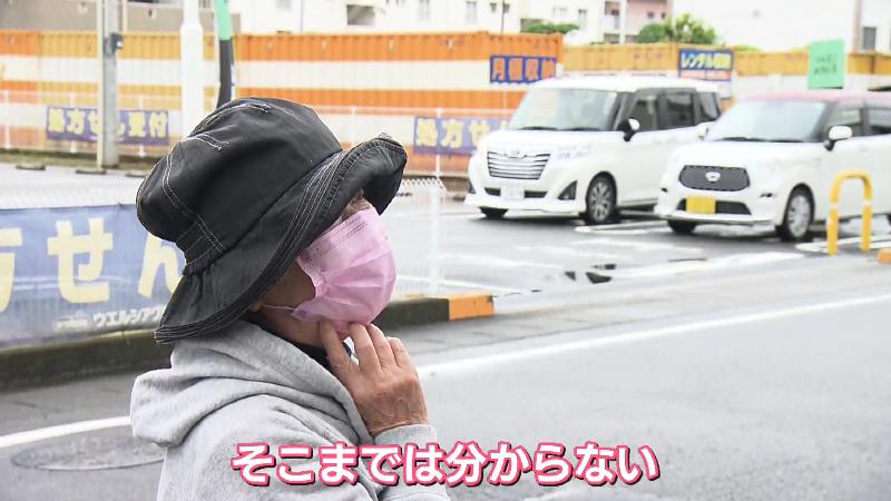 くびをかしげる女性