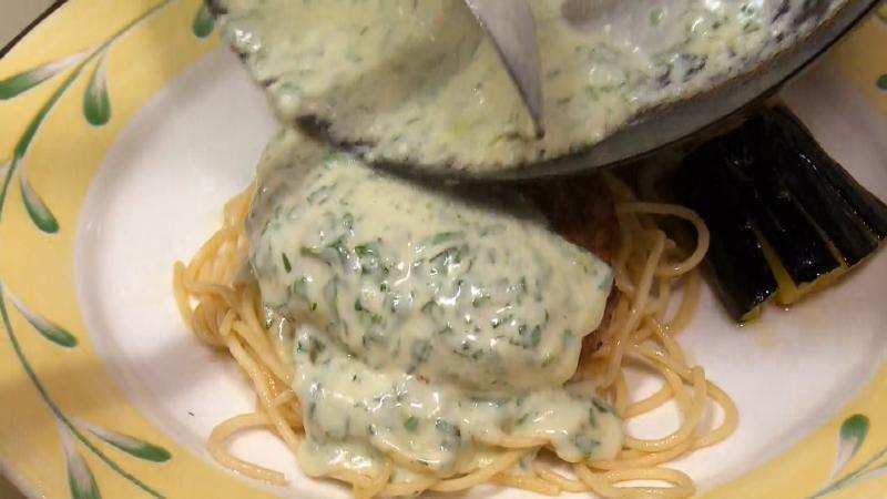 しそのクリームをハンバーグにかける