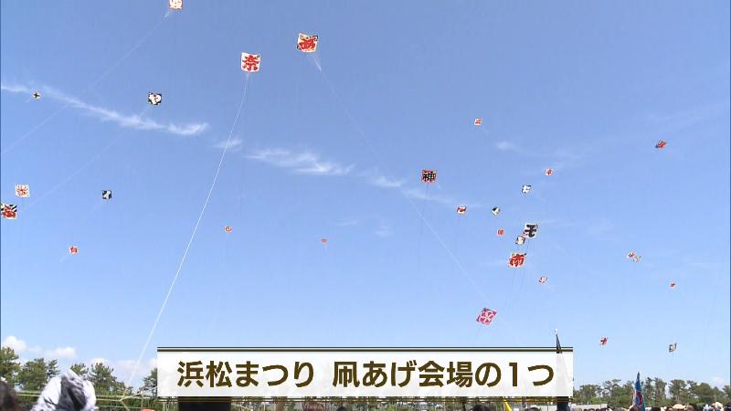 大空高く舞い上がるたこ