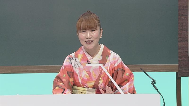 講演する高野優さん