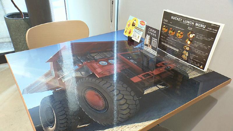 テーブルにも重機の写真がプリントされている