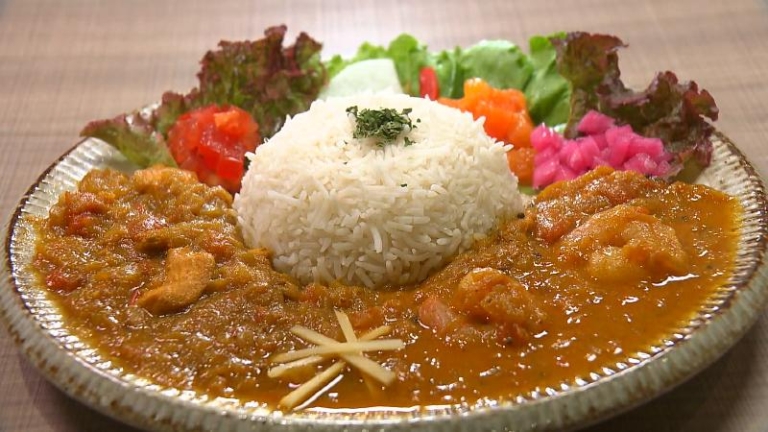 「チキンとシーフードのあいがけ」