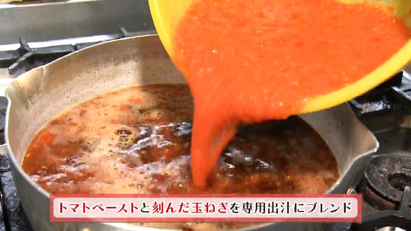 トマトペーストを刻んだタマネギを専用だしにブレンド