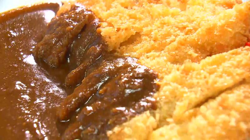 カレーライスと薄切りカツ