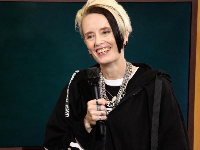 テレビ寺子屋で講演するアン・クレシーニさん