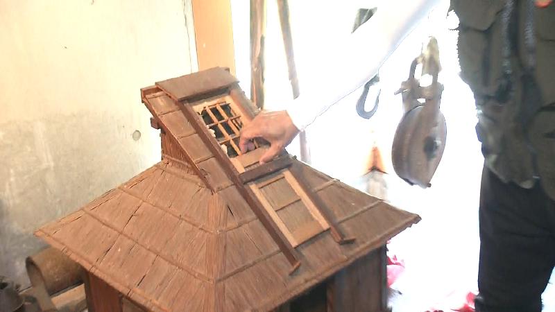 当時の様子を再現した採掘小屋 屋根の一部が開閉式になっている