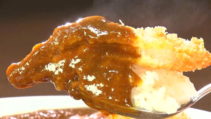 カレーライスと薄切りカツ