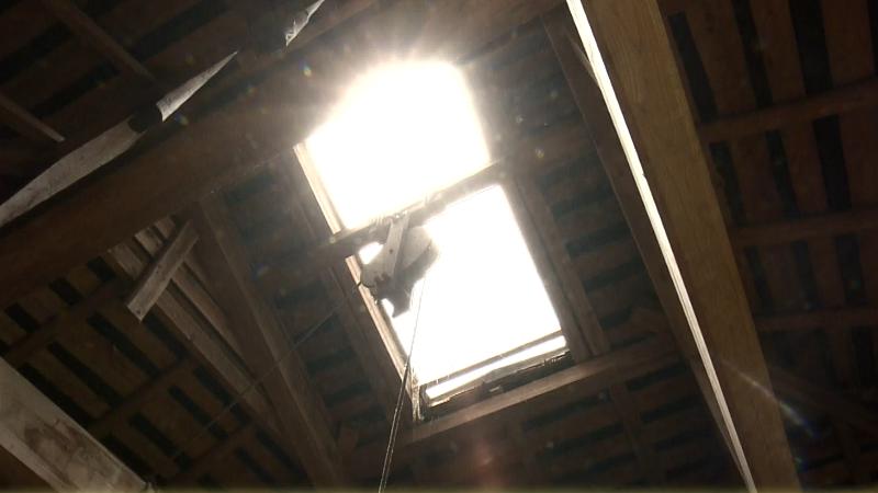 屋根から注ぐ太陽光