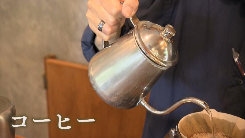 コーヒーを入れる武田さん