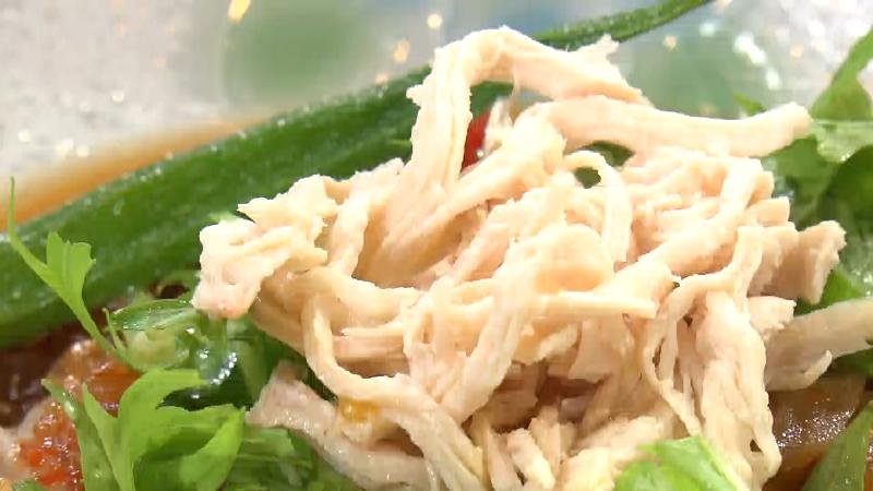 冷製トマトそばに乗っている鶏ムネ肉