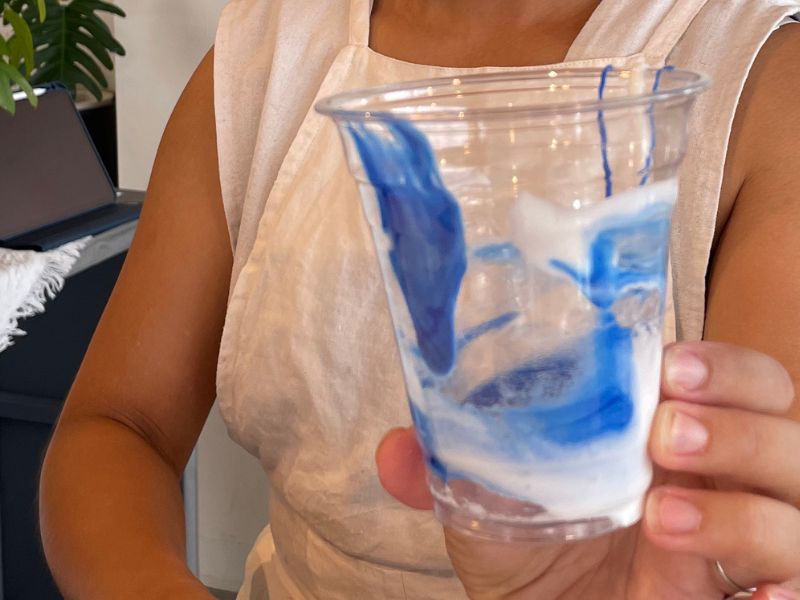 カップに施されたブルーのマーブルカラー