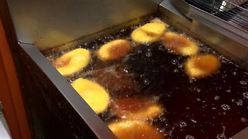 カレーパンを揚げている