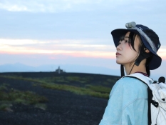 山頂に立つ新間いずみ