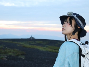 山頂に立つ新間いずみ