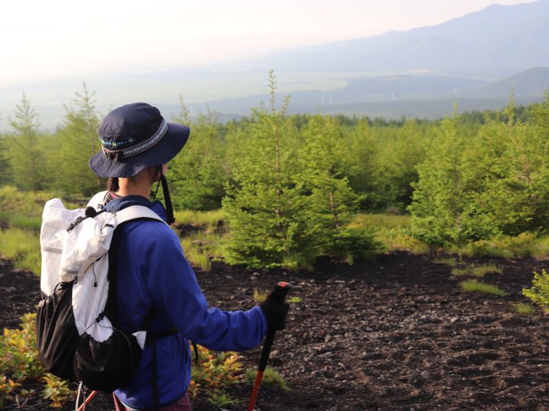 下山中に景色を眺める新間