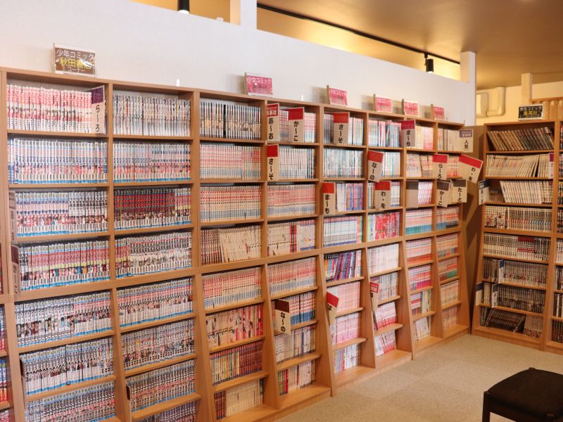 休憩スペースのコミックの棚