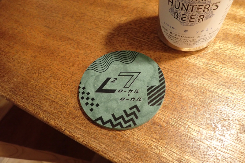 ローカル×ローカルのロゴがデザインされたコースター