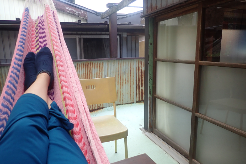 ハンモックに寝転ぶ