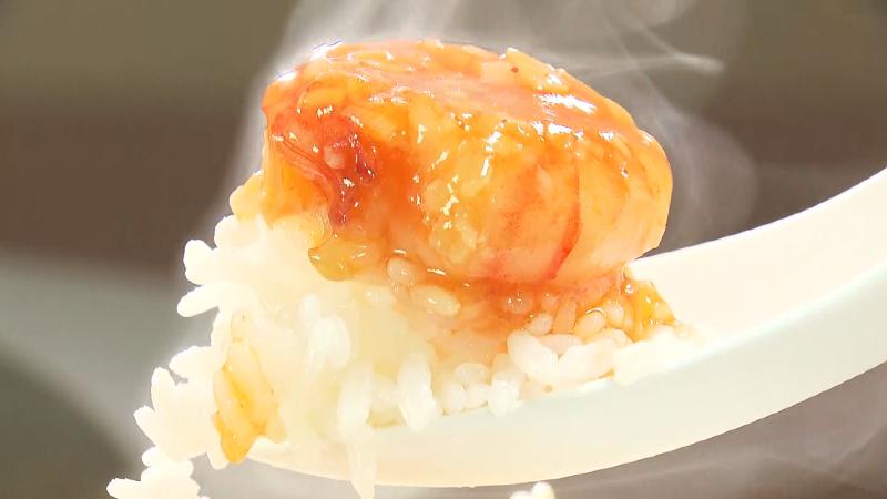 小エビをご飯に乗せて