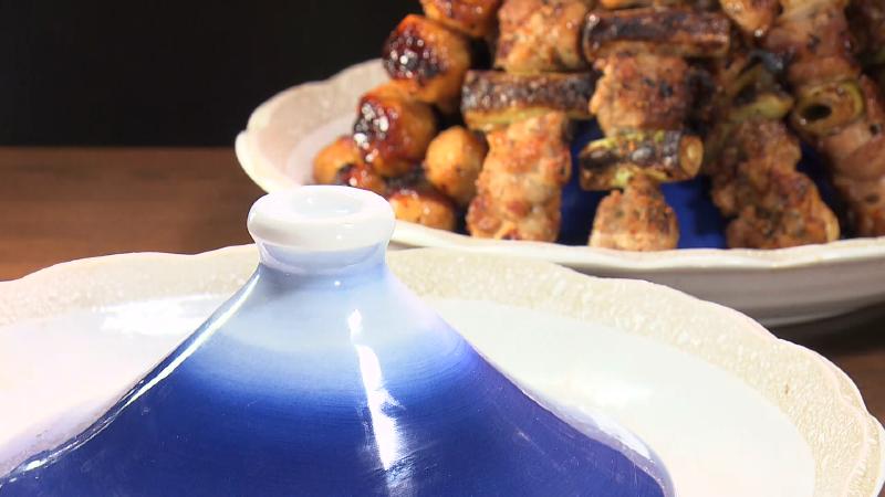 焼き鳥の下から現れた富士山のお皿