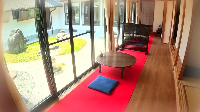 縁側の席から見た庭園