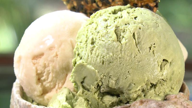 パフェの上に乗ったアイス