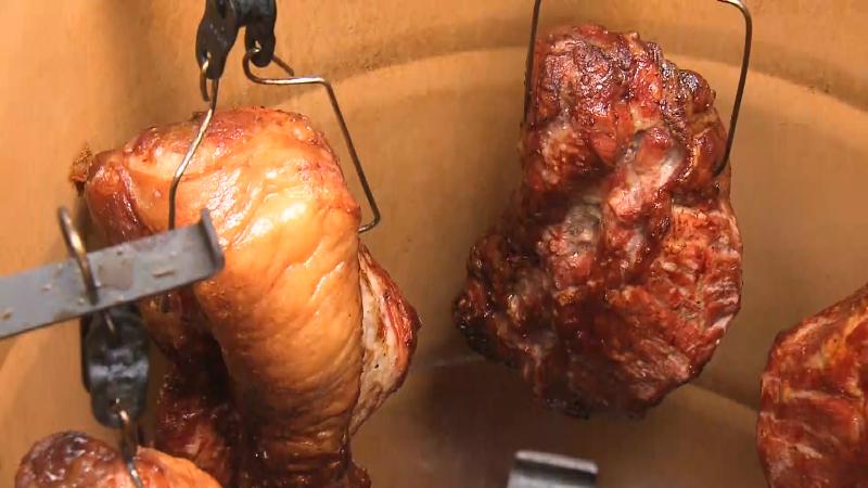 自作のドラム缶窯で吊るして作る焼豚