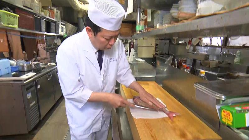 魚を捌いている