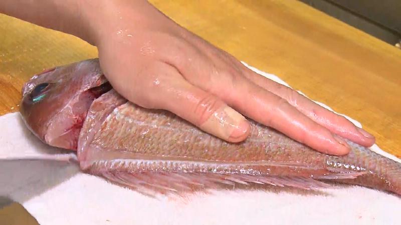 魚を捌いている