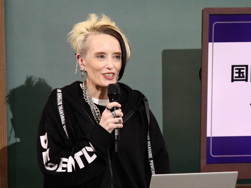 テレビ寺子屋で講演をするアン・クレシーニさん