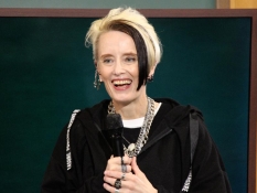 テレビ寺子屋で講演をするアン・クレシーニさん