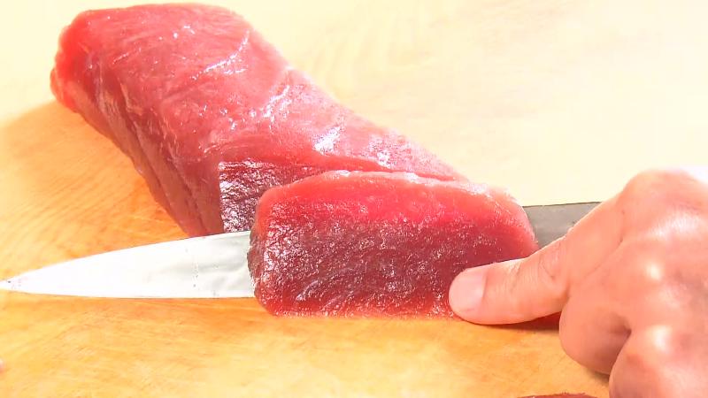 マグロを切っている