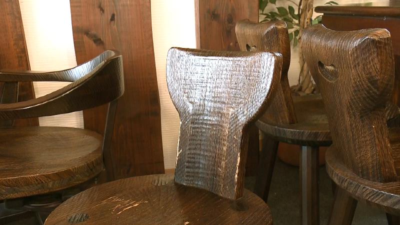 手彫りのイス