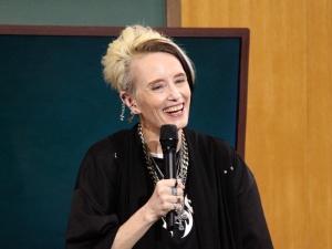 テレビ寺子屋で講義をするアン・クレシーニさん