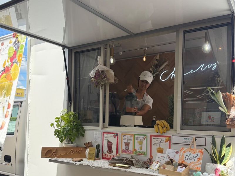 キッチンカーで働くスタッフ(画像提供:cheer up.)