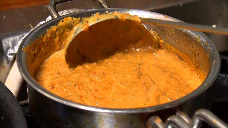 鍋でカレーを煮込む