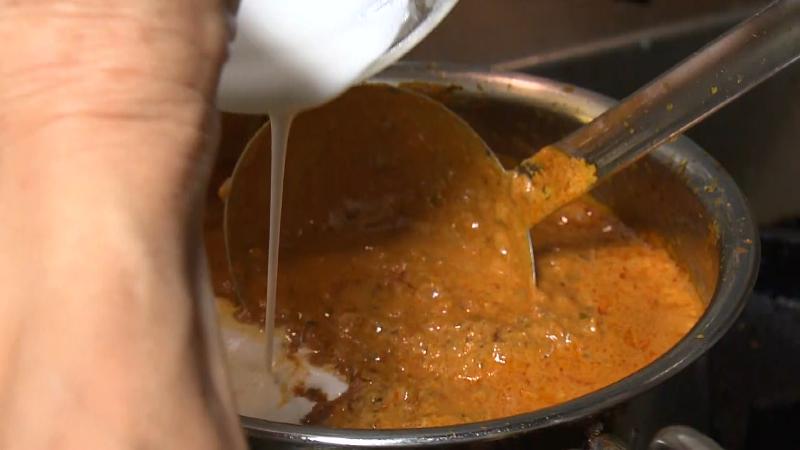 カレーを煮込む工程