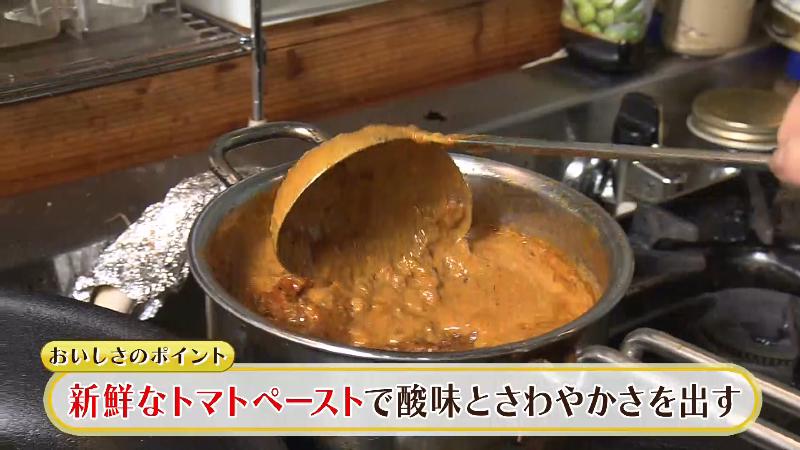 鍋でカレーを煮込む「新鮮なトマトペースト使用」