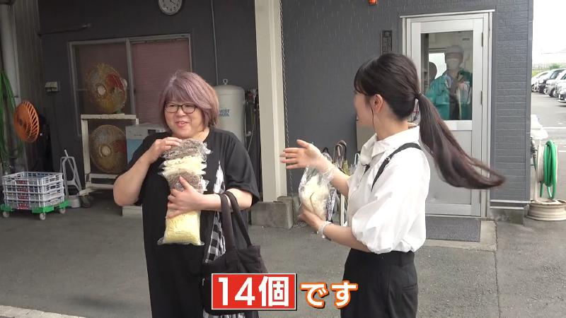 14個を片手で抱える客