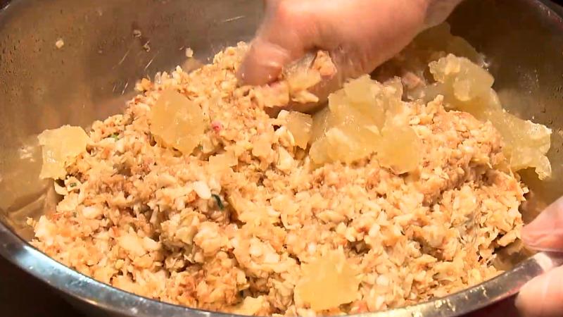 ギョーザの餡を練っている