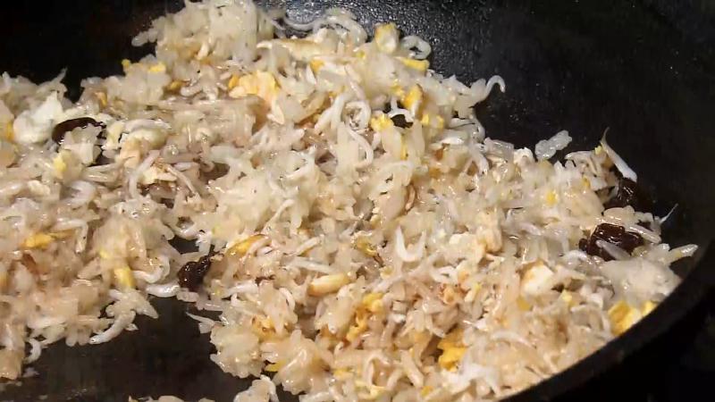 用宗チャーハンを炒めている